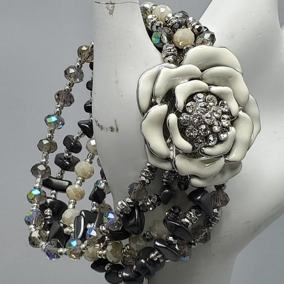 ALI KHAN white flower flower with rhinestone and glass beaded stretch bracelet - Picture 2 of 6